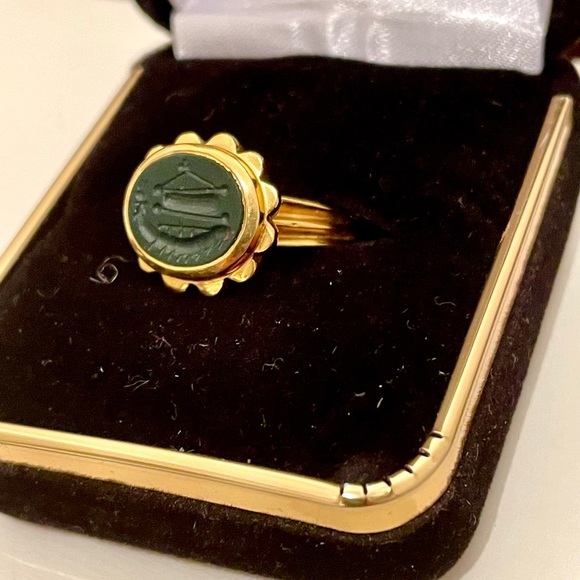 Estate 18k carved bloodstone Viking ship scalloped ring. US size 5 1/4. - Picture 2 of 11